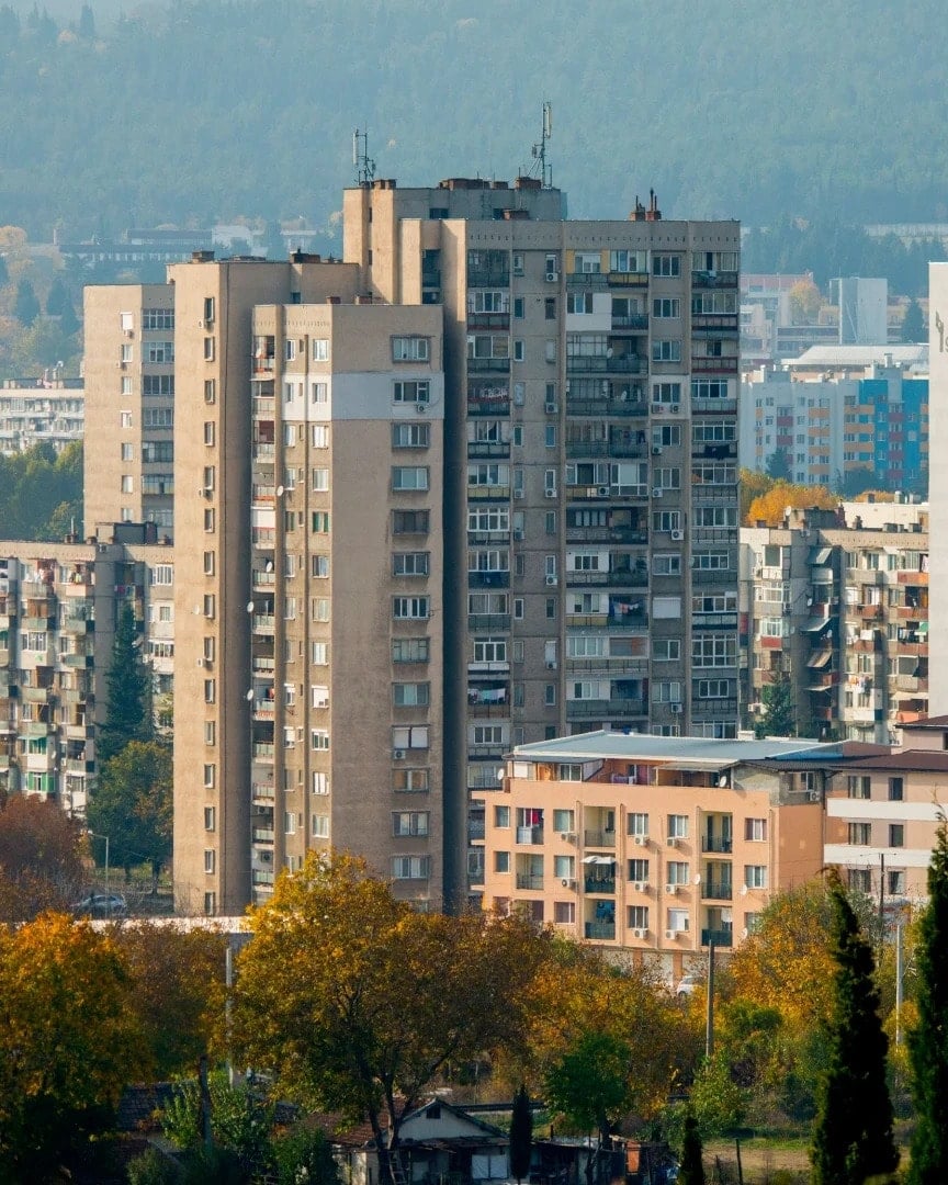 Светъл и модерен интериор на жилище, символ на защита от вредители.